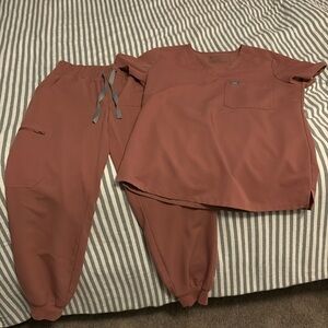 FIGS Mauve Small top one pocket- small petite unman joggers gently worn
